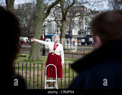 Une femme sur une foule à Speakers Corner à Hyde Park. Banque D'Images