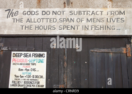 Un signe sur le COB à Lyme Regis, dans le Dorset, UK, au sujet de la pêche. Banque D'Images