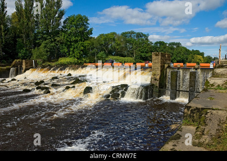 Weir sur la rivière Ouse près de Naburn lock. Banque D'Images