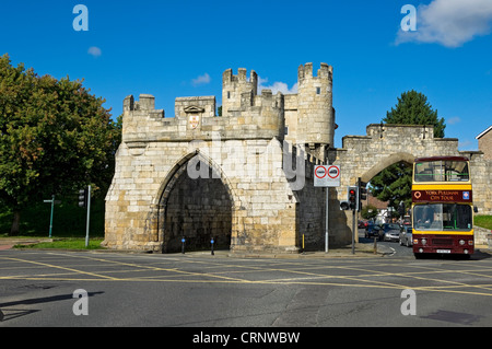 York City Pullman tour bus entrant dans la ville par Walmgate Bar qui possède le seul survivant sur une ville barbican gate dans Englan Banque D'Images