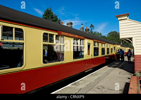 Les passagers d'un train à Goathland Station sur le North Yorkshire Moors Railway. Banque D'Images