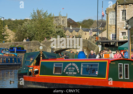 Bateaux étroits sur le Leeds et Liverpool Canal à Skipton. Banque D'Images