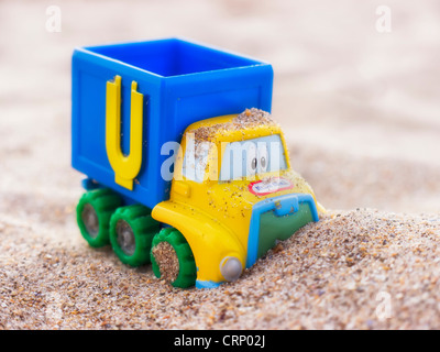 Un camion jouet enfant sur une plage de sable à l'Écosse. Banque D'Images