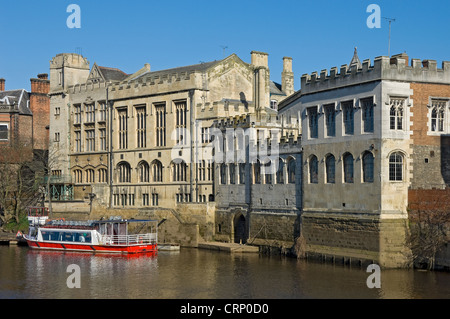 Un bateau sur la rivière Ouse en dehors de la Guildhall, un bâtiment classé datant du 15ème siècle. Banque D'Images