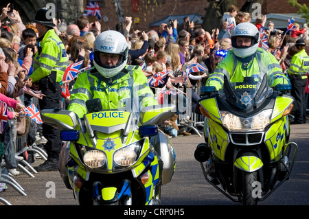 Précurseurs de la police escortant la voiture de la Reine lors de sa visite à New York. Banque D'Images