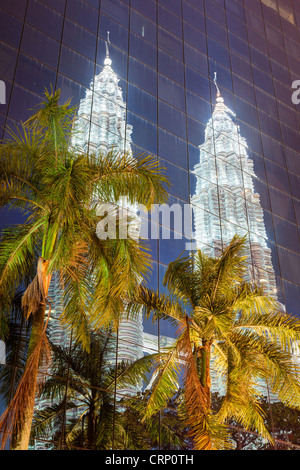 Low angle view reflète des Tours Jumelles Petronas, Kuala Lumpur, Malaisie, Asie Banque D'Images