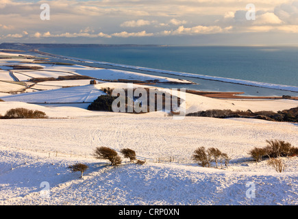 Vue sur les collines couvertes de neige autour d'Abbotsbury, avec la Chapelle St Catherine, la flotte et la Banque de Chesil en arrière-plan. Banque D'Images