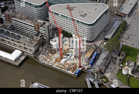 Vue aérienne de nouveau développement à trois touches à pied le long de la Thames près de l'Escalier de La Tour et La Tour Millénaire Pier, London EC3 Banque D'Images