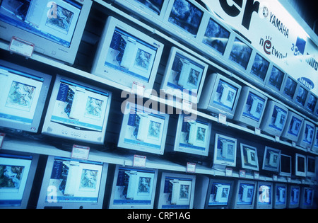 Vente mur dans le marché des médias avec des moniteurs d'ordinateur Banque D'Images