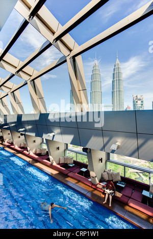 En Asie, la Malaisie, l'État de Selangor, Kuala Lumpur, vue d'une piscine sur le toit et le Skybar de l'emblématique 88 Tours Petronas Banque D'Images