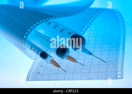 Couché sur les injections un électrocardiogramme. Banque D'Images