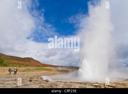 Geysur Strokkur geysir Geyser en éruption dans le cadre de la golden circle tour Islande eu Europe Banque D'Images