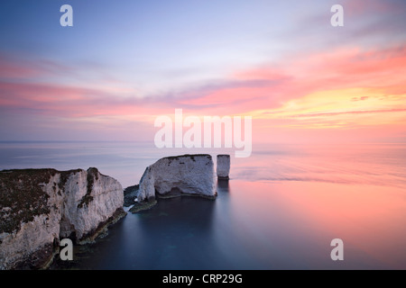 Lever du soleil à Old Harry Rocks sur la côte jurassique du Dorset world heritage site près de Swanage. Banque D'Images