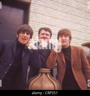 006569 - George Harrison, John Lennon et Alun Owen pendant le tournage d'une dure journée de nuit à Londres en avril 1964 Banque D'Images