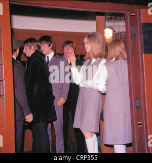 006572 - Les Beatles du tournage d'une dure journée de nuit dans la station Marylebone, Londres, le 5 avril 1964 Banque D'Images