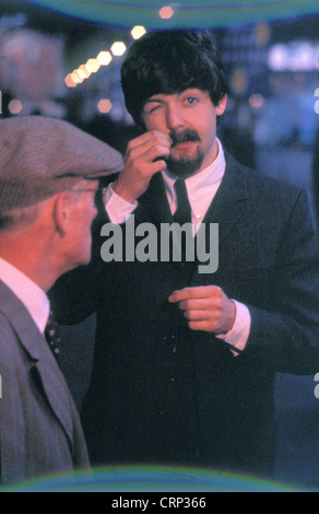 006576 - Paul McCartney et Wilfred Brambell du tournage d'une dure journée de nuit dans la station Marylebone, Londres, le 5 avril 1964 Banque D'Images