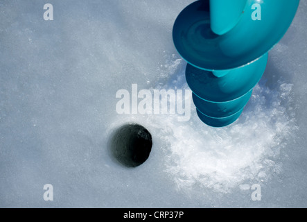 Vis à glace verte isolée et trou dans la glace , Finlande Banque D'Images