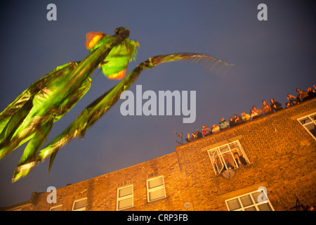 Les insectes mécaniques géantes envahissent la Voie Romaine Bow pour le Festival International de Greenwich et les Docklands, London, England, UK. Banque D'Images