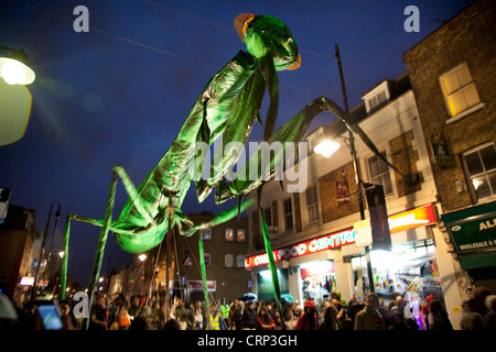 Les insectes mécaniques géantes envahissent la Voie Romaine Bow pour le Festival International de Greenwich et les Docklands, London, England, UK. Banque D'Images