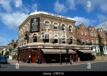 Le Prince Albert Public House dans Battersea par jour Banque D'Images