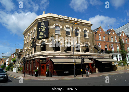 Le Prince Albert Public House dans Battersea par jour Banque D'Images