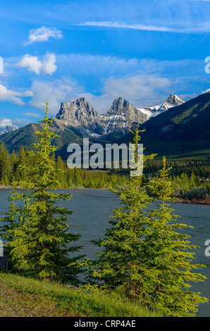 Les trois Sœurs, des pics de montagne. La rivière Bow, Canmore, Alberta, Canada Banque D'Images