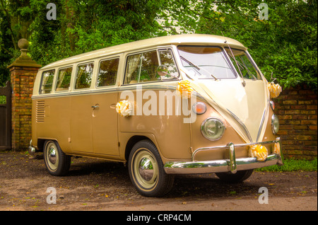 Un mariage VW camper van de fleurs Banque D'Images