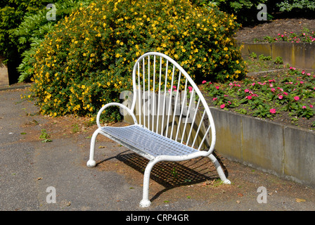 Banc métallique au Old English Garden à Battersea Park Banque D'Images