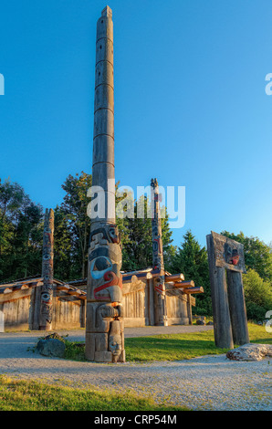 Mâts totémiques et long house, Musée d'Anthropologie, (MOA) Université de la Colombie-Britannique, Vancouver, Colombie-Britannique, Canada Banque D'Images