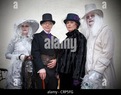 Les gens habillés en vêtements pour le sinistre Whitby Goth Week-end, un festival qui a lieu deux fois par an dans la région de Whitby en raison de ses associés Banque D'Images