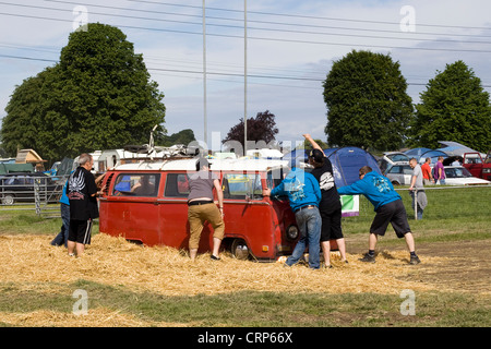 Le camping-car Volkswagen poussé après il reste accroché à un spectacle en Angleterre Banque D'Images