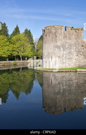 Le Bishop's Palace, accueil aux évêques de Bath et Wells pendant 800 ans, ce qui se reflète dans les douves. Banque D'Images