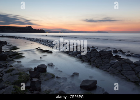 Plage de Kilve au bas de la Quantocks au coucher du soleil. Banque D'Images