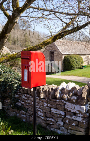 La boîte rouge traditionnel dans le village de Cotswold Duntisbourne Leer, Gloucestershire Banque D'Images