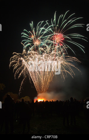 Profitant de la foule d'un feu d'artifice annuel nuit à Hatch Beauchamp. Banque D'Images