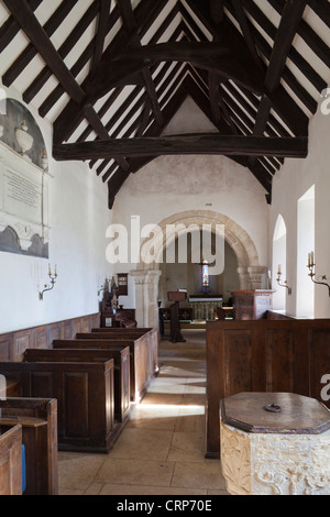 L'intérieur de l'église saxonne de St Michel dans le village de Cotswold Duntisbourne Rouse, Gloucestershire Banque D'Images