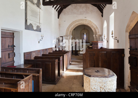 L'intérieur de l'église saxonne de St Michel dans le village de Cotswold Duntisbourne Rouse, Gloucestershire Banque D'Images