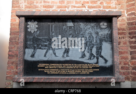 Plaque commémorative marquant l'endroit des troupes américaines et britanniques se sont rencontrés le 11 janvier 1945 à Roche-en-Ardenne, Wallonie, Belgique. Banque D'Images