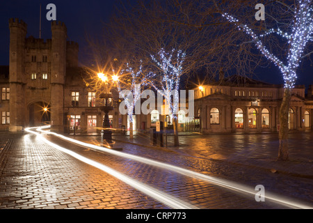 Des sentiers de lumière à partir du trafic passant par les yeux de l'évêque archway la nuit. Banque D'Images