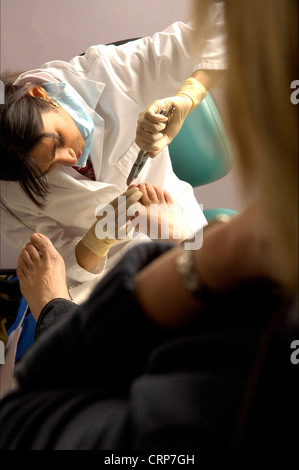 Une femme recevant un traitement sur son pied. Banque D'Images