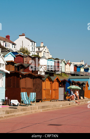 Les gens se détendre devant des cabanes de plage le long de la mer à Walton-on-the-.  ? Banque D'Images