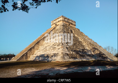 El Castillo, pyramide de Kukulcan temple maya à Chichen Itza, Yucatan, Mexique Banque D'Images