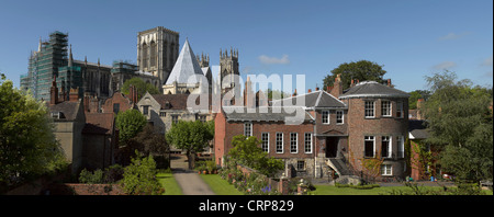York Minster, trésoriers Chambre et cour gris des murs de la ville. Banque D'Images