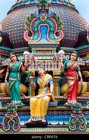 De près de l'Gopuram du Temple Sri Mariamman dans Chinatown, Singapour Banque D'Images