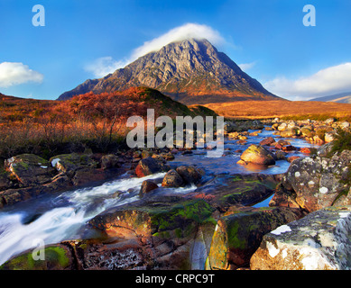 Vue sur la rivière Etive vers Buachaille Etive Mor, l'un des plus reconnaissables dans les montagnes de l'Écosse. Banque D'Images