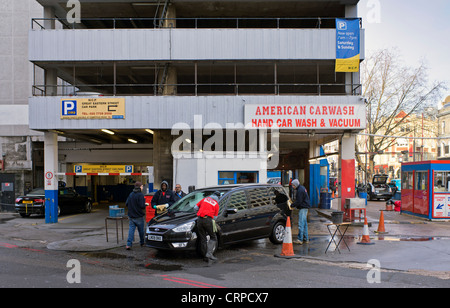 Lavage de voiture à la main de style américain et à l'extérieur un parking à étages à Great Eastern Street dans l'East End de Londres. Banque D'Images