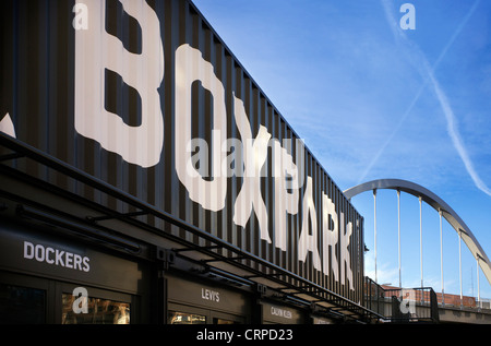 Boxpark à Shoreditch, un pop-up shopping mall formé à partir de conteneurs réaménagés pour créer 'faible coût fort boutiques'. Banque D'Images