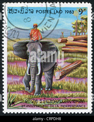 LAOS-VERS 1983 : timbre imprimé dans le Laos, est dédié au 8ème anniversaire de l'indépendance, l'éléphant en faisant glisser, vers 1983 Banque D'Images