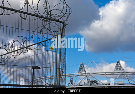 Le fil barbelé clôtures de sécurité en face de l'Stade Olympique de Londres. Banque D'Images