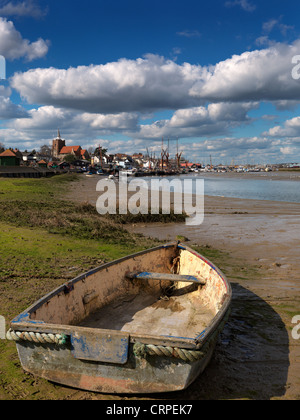 Un petit bateau à rames sur la rive de l'estuaire de Blackwater à Maldon. Banque D'Images